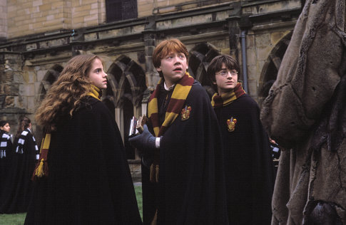 Harry, Ron a Hermione na nádvorí