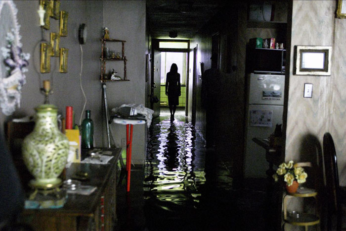Dark Water - Dahlia vstupuje do vytopeného bytu