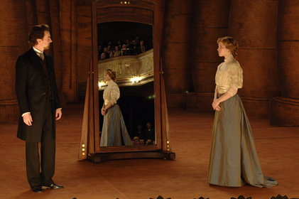 Illusionist, The - Eisenheim a Sophie na pódiu