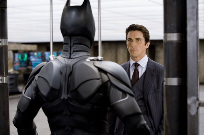 Dark Knight, The - 02 - Bruce a Batmanov kostým