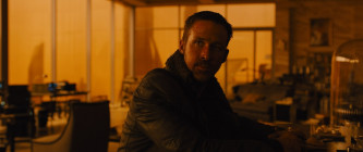 Blade Runner 2049 - Scéna - Mesto v červenej hmle