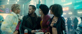 Blade Runner 2049 - Scéna - Mesto v červenej hmle