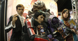 Comic-Con Epizóda IV: Fanúšikova nádej - Scéna - Pózovanie s cosplayermi