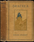 Panteón majstrov hrôzy - paperbackové vydanie knihy zobrazujúce grófa Draculu, ako sa zo svojho hradu vydáva na lov